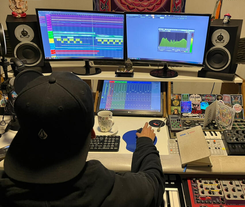 Trabajamos directamente en tus proyectos musicales, abordando composición, diseño sonoro, arreglos y mezcla, con acompañamiento personalizado durante cada clase.