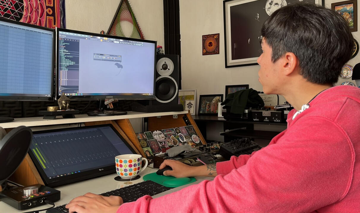 Clases de Producción Musical 1 a 1 Aprende FL Studio con clases personalizadas junto a Pulsar / Uambeats. Desarrolla tus propias producciones musicales con orientación práctica y adaptada a tu nivel.