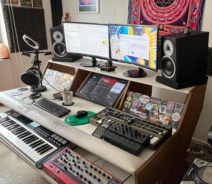 Nuestro estudio en Providencia, Santiago, equipado con sintetizadores, controladores MIDI y monitores profesionales para clases personalizadas de producción musical.