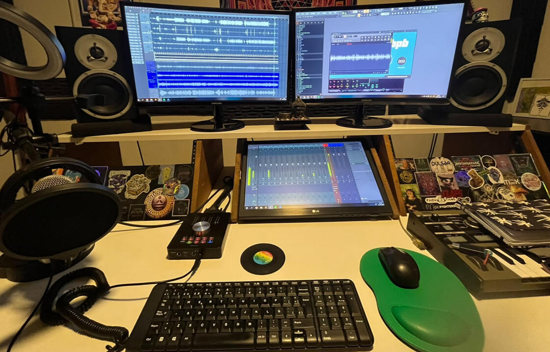 Espacio de trabajo de Pulsar / Uambeats, donde aprenderás producción musical, diseño sonoro, mezcla y mastering mediante clases individuales y proyectos prácticos.
